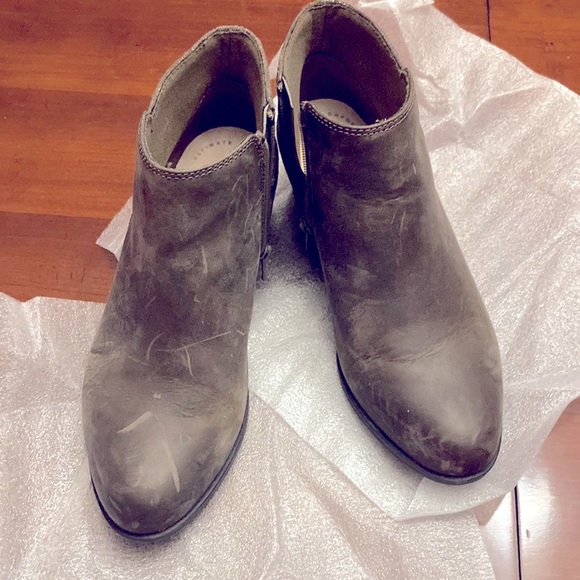 Clarks Shoes - CLARKS COLLECTION. ANKLE BOOT. SIZE 7.5. Worn abt 3 times. Distressed  EUC